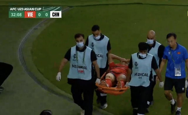 Hiểu Minh chấn thương nặng bật khóc rời sân, HLV Kim Sang-sik lo ra mặt- Ảnh 4.
