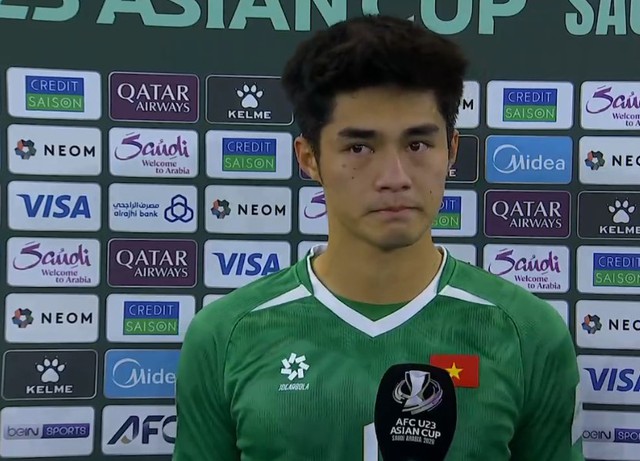 Thủ môn Trung Kiên mắt đỏ hoe sau trận thua: "Đây là bài học lớn, chúng em sẽ cố chiến thắng trận tranh hạng 3"- Ảnh 1.