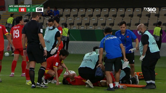 Hiểu Minh chấn thương nặng bật khóc rời sân, HLV Kim Sang-sik lo ra mặt- Ảnh 3.