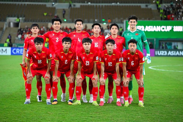 Ấm lòng khoảnh khắc CĐV nán lại khán đài, vỗ tay động viên U23 Việt Nam vừa thua trận cay đắng- Ảnh 2.