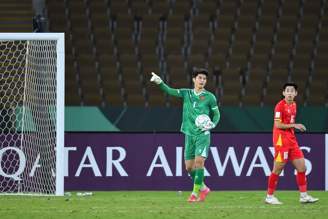 Thủ môn Trung Kiên mắt đỏ hoe sau trận thua: "Đây là bài học lớn, chúng em sẽ cố chiến thắng trận tranh hạng 3"- Ảnh 2.