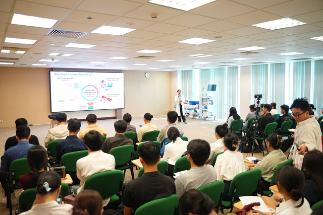 Đi khám vì táo bón, tiêu chảy, bệnh nhân TP.HCM phát hiện 11 polyp tiêu hoá: Bác sĩ cảnh báo dấu hiệu ung thư sớm- Ảnh 1.