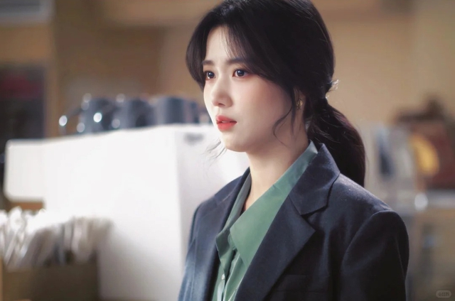 Tại sao phụ nữ kiếm tiền giỏi thường đường tình duyên lận đận? Hay do chúng ta đang hiểu sai về sự "mạnh mẽ"?- Ảnh 2.