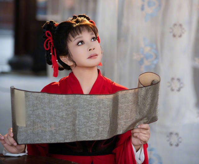 Cần có lệnh cấm minh tinh này cưa sừng làm nghé: 75 tuổi vẫn đóng thiếu nữ 16- Ảnh 2.