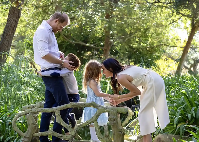 Công chúa nhỏ Lilibet tập bơi cùng bà ngoại, hé lộ góc bình yên bên trong dinh thự triệu đô của Meghan Markle- Ảnh 4.