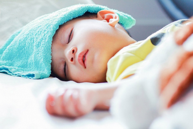 Trẻ 1 tuổi sốt cao, phụ huynh làm 1 việc khiến nhịp tim tăng vọt, hôn mê nặng, khẩn cấp đưa vào ICU- Ảnh 3.