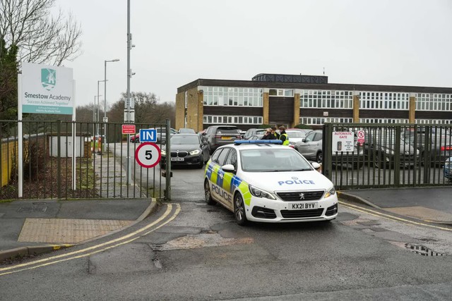 Nữ sinh la hét hoảng sợ khi phát hiện thi thể ở sân bóng đá trong giờ học thể dục- Ảnh 2.