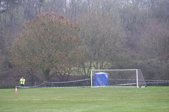 Nữ sinh la hét hoảng sợ khi phát hiện thi thể ở sân bóng đá trong giờ học thể dục- Ảnh 1.