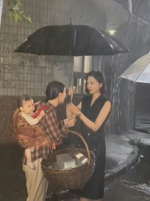 Đoàn làm phim gây bức xúc khi để em bé nhỏ vừa "khóc đến xé lòng" vừa dầm mưa ướt sũng- Ảnh 1.