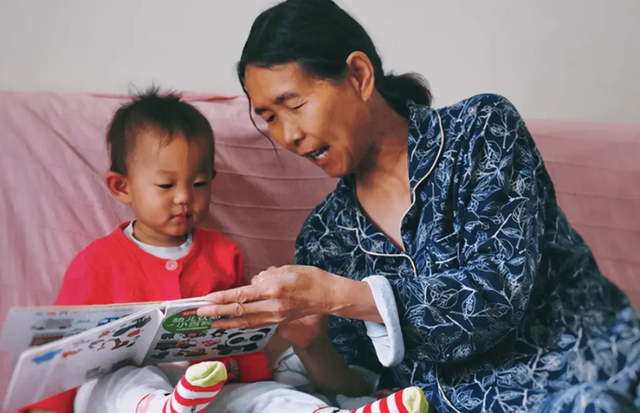 Ngày càng nhiều gia đình để bà ngoại chăm cháu, có "lợi thế vượt tầng", bà nội có khi thật sự KHÔNG BẰNG- Ảnh 3.