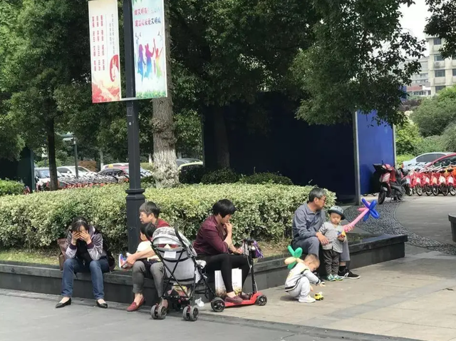 Ngày càng nhiều gia đình để bà ngoại chăm cháu, có "lợi thế vượt tầng", bà nội có khi thật sự KHÔNG BẰNG- Ảnh 1.