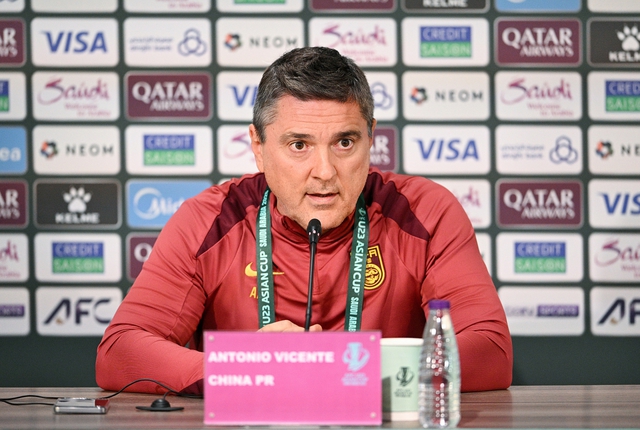 HLV Trung Quốc "giấu bài" với cầu thủ của mình đến phút chót, bảo sao U23 Việt Nam bị bất ngờ và thua đau đớn- Ảnh 1.