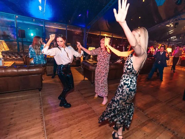 Phơi bày điệu nhảy "không đứng đắn" của Victoria Beckham với con trai khiến Brooklyn xấu hổ, con dâu bật khóc chạy khỏi lễ cưới- Ảnh 3.