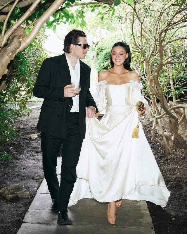 Gia tộc tài phiệt đứng phía sau "chống lưng" cho vợ chồng Brooklyn Beckham đại chiến với bố mẹ: Cực giàu và quyền lực- Ảnh 3.