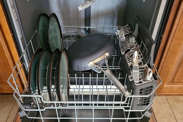 2026 rồi, đến ạ người n&agrave;o vẫn cho 5 thứ n&agrave;y v&agrave;o m&aacute;y rửa b&aacute;t: Sai rất sai, nh&igrave;n hậu quả mới s&aacute;ng mắt- Ảnh 1.