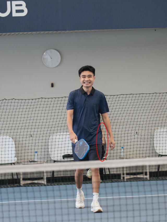 Tóm dính cảnh thiếu gia Duy Nhỏ trên sân pickleball với cô gái lạ mặt- Ảnh 3.