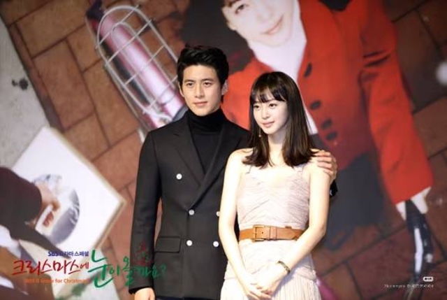 Lâu rồi mới thấy một cặp đôi đẹp tới mức chỉ nhìn nhau cũng làm người khác rung động, không yêu thì quá phí- Ảnh 1.