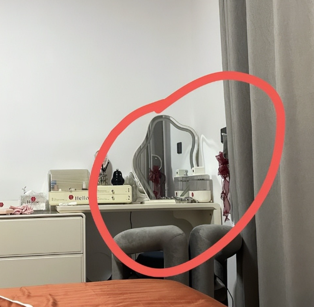 Nói với người nhà bạn: Đừng đặt 5 thứ này ở đầu giường, hại sức khỏe, ngủ không yên- Ảnh 8. Nói với người nhà bạn: Đừng đặt 5 thứ này ở đầu giường, hại sức khỏe, ngủ không yên- Ảnh 8.