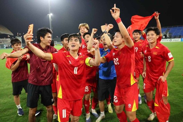 Ảnh: Xúc động khoảnh khắc Lý Đức cõng Hiểu Minh chấn thương, HLV Kim Sang-sik ăn mừng với cờ tổ quốc Việt Nam - Ảnh 10.