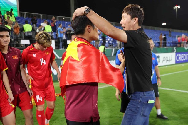Ảnh: Xúc động khoảnh khắc Lý Đức cõng Hiểu Minh chấn thương, HLV Kim Sang-sik ăn mừng với cờ tổ quốc Việt Nam - Ảnh 4.