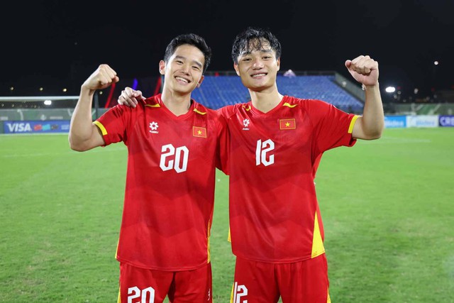 Ảnh: Xúc động khoảnh khắc Lý Đức cõng Hiểu Minh chấn thương, HLV Kim Sang-sik ăn mừng với cờ tổ quốc Việt Nam - Ảnh 9.