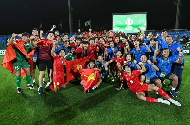 Ảnh: Xúc động khoảnh khắc Lý Đức cõng Hiểu Minh chấn thương, HLV Kim Sang-sik ăn mừng với cờ tổ quốc Việt Nam - Ảnh 11.