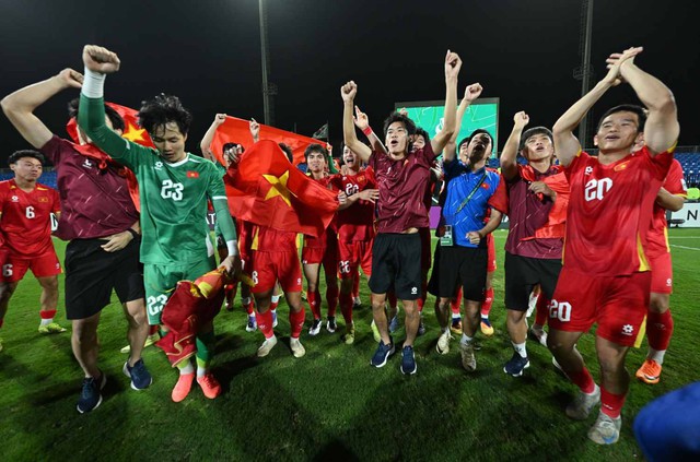 Ảnh: Xúc động khoảnh khắc Lý Đức cõng Hiểu Minh chấn thương, HLV Kim Sang-sik ăn mừng với cờ tổ quốc Việt Nam - Ảnh 12.