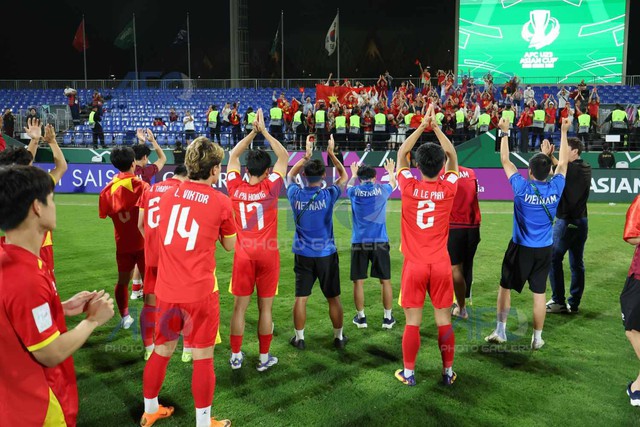 Ảnh: Xúc động khoảnh khắc Lý Đức cõng Hiểu Minh chấn thương, HLV Kim Sang-sik ăn mừng với cờ tổ quốc Việt Nam - Ảnh 5.