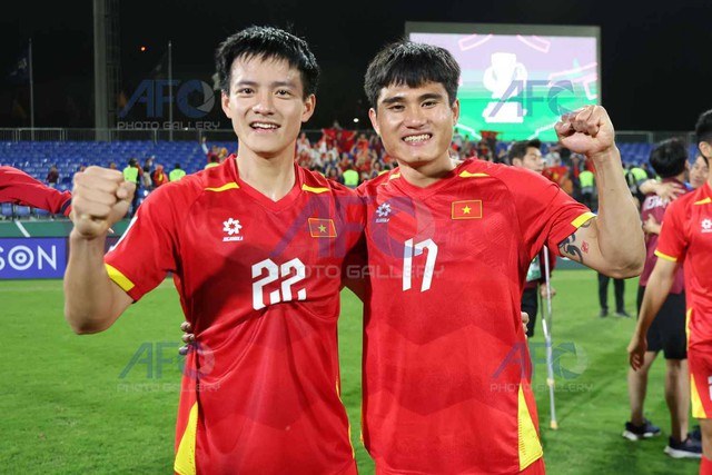 Ảnh: Xúc động khoảnh khắc Lý Đức cõng Hiểu Minh chấn thương, HLV Kim Sang-sik ăn mừng với cờ tổ quốc Việt Nam - Ảnh 7.