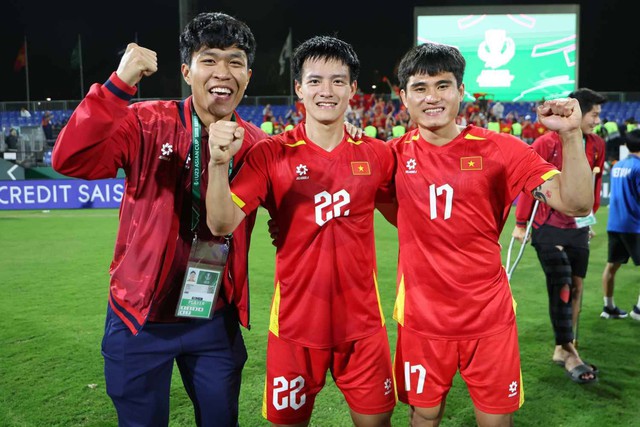 Ảnh: Xúc động khoảnh khắc Lý Đức cõng Hiểu Minh chấn thương, HLV Kim Sang-sik ăn mừng với cờ tổ quốc Việt Nam - Ảnh 2.