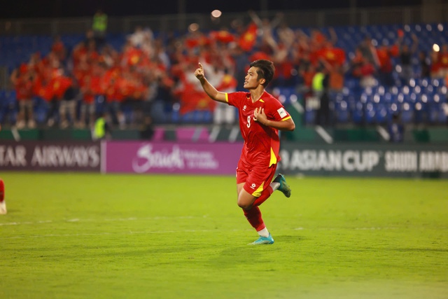 Ảnh: Quốc Việt sút tung lưới U23 Hàn Quốc, U23 Việt Nam ăn mừng cực cảm xúc động viên Hiểu Minh- Ảnh 1.