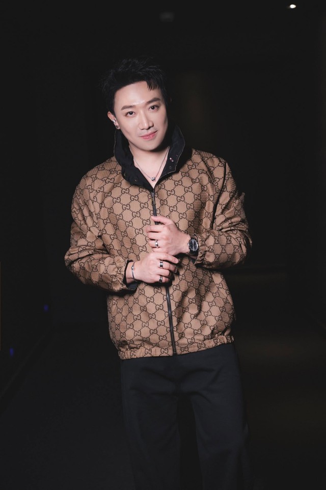 Trấn Thành ngồi Rolls-Royce 30 tỷ đi sự kiện, thái độ khi fan xin chụp ảnh chung gây chú ý- Ảnh 2.