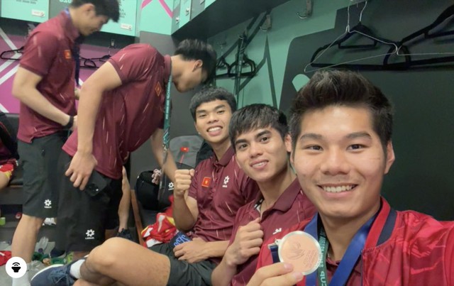 U23 Việt Nam kiêu hãnh khoe tấm huy chương đồng "đổi bằng mồ hôi và nước mắt"- Ảnh 2.