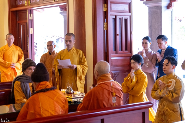 Cận cảnh cặp áo dài vàng toả ra 2 chữ "phúc khí" của vợ chồng Minh Hoàng - Phương Nhi- Ảnh 6.