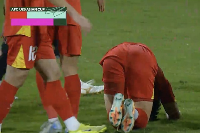 Đình Bắc ghi bàn rồi nhận thẻ đỏ, quỳ rạp xuống sân vì bất lực- Ảnh 3.