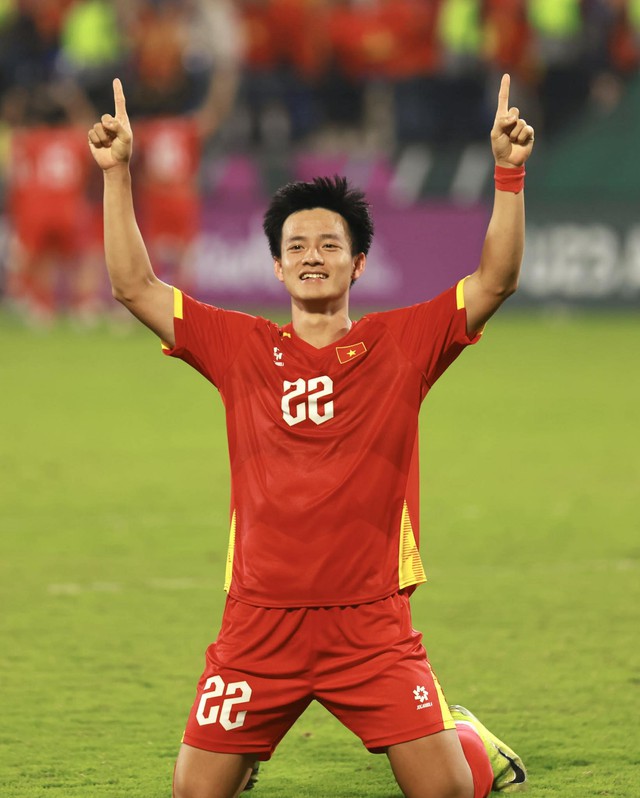 "Người hùng" Thanh Nhàn gửi ngay 1 nụ hôn cực ngọt cho vợ hotgirl khi ghi bàn giúp U23 Việt Nam giành HCĐ châu Á- Ảnh 1.