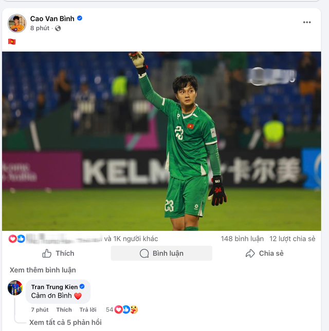 Thủ môn hotboy mới nổi Cao Văn Bình chỉ đăng đúng một sticker, cả đội U23 Việt Nam vào nói "cảm ơn", vì sao thế?- Ảnh 1.