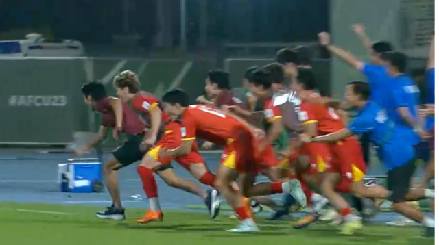 Đẹp vô cùng: Thanh Nhàn hôn lá cờ Tổ quốc, ăn mừng cú sút quyết định giúp U23 Việt Nam giành hạng 3 châu Á- Ảnh 8.