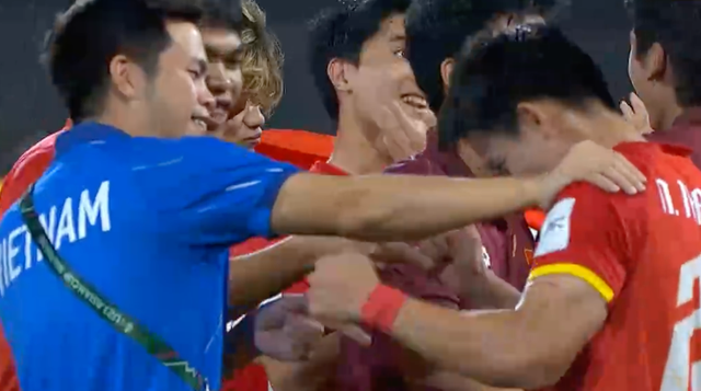 Đẹp vô cùng: Thanh Nhàn hôn lá cờ Tổ quốc, ăn mừng cú sút quyết định giúp U23 Việt Nam giành hạng 3 châu Á- Ảnh 10.