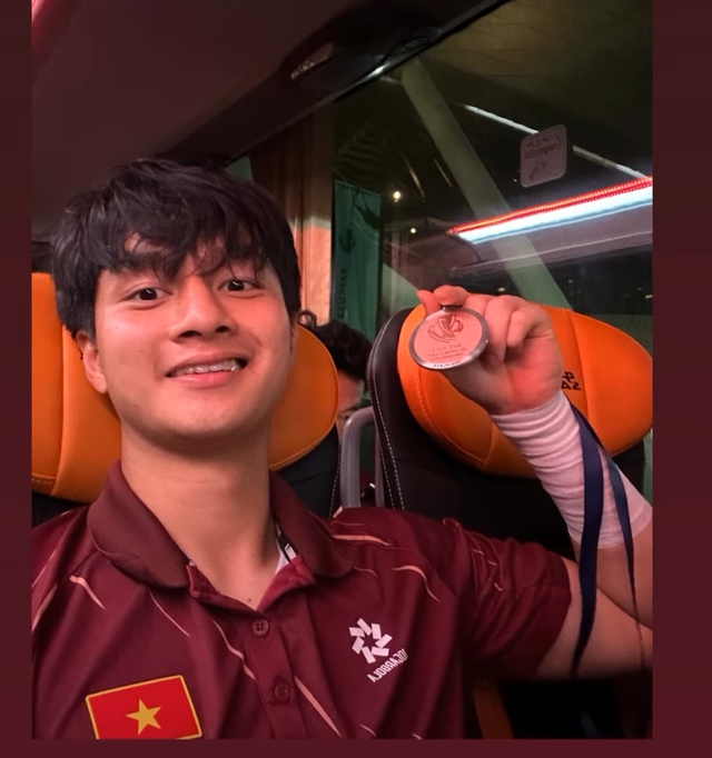 U23 Việt Nam kiêu hãnh khoe tấm huy chương đồng "đổi bằng mồ hôi và nước mắt"- Ảnh 7.