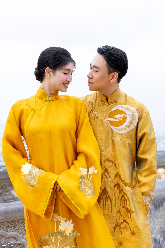 Cận cảnh cặp áo dài vàng toả ra 2 chữ "phúc khí" của vợ chồng Minh Hoàng - Phương Nhi- Ảnh 5.