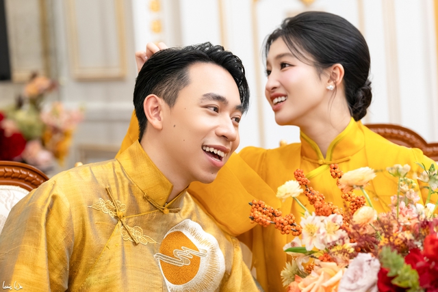 Cận cảnh cặp áo dài vàng toả ra 2 chữ "phúc khí" của vợ chồng Minh Hoàng - Phương Nhi- Ảnh 1.