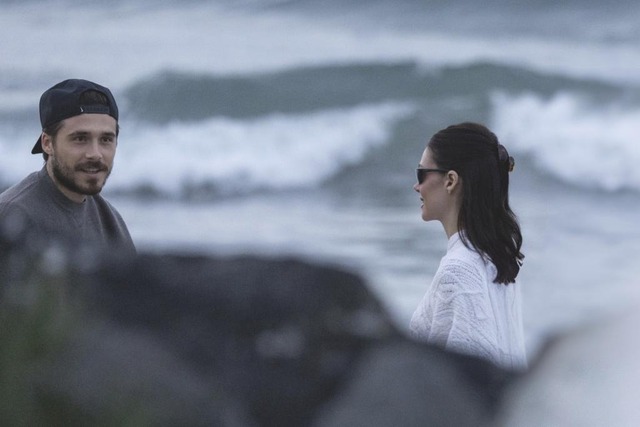 Brooklyn đã chịu lộ diện sau màn đấu tố bố mẹ, thái độ như xát thêm muối vào nhà Beckham- Ảnh 5. Brooklyn đã chịu lộ diện sau màn đấu tố bố mẹ, thái độ như xát thêm muối vào nhà Beckham- Ảnh 5.