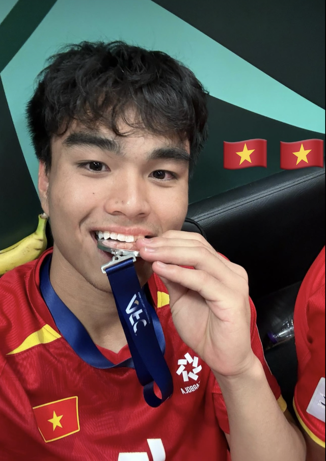 U23 Việt Nam kiêu hãnh khoe tấm huy chương đồng "đổi bằng mồ hôi và nước mắt"- Ảnh 6.