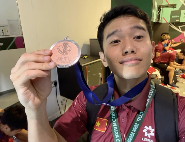 U23 Việt Nam kiêu hãnh khoe tấm huy chương đồng "đổi bằng mồ hôi và nước mắt"- Ảnh 5.