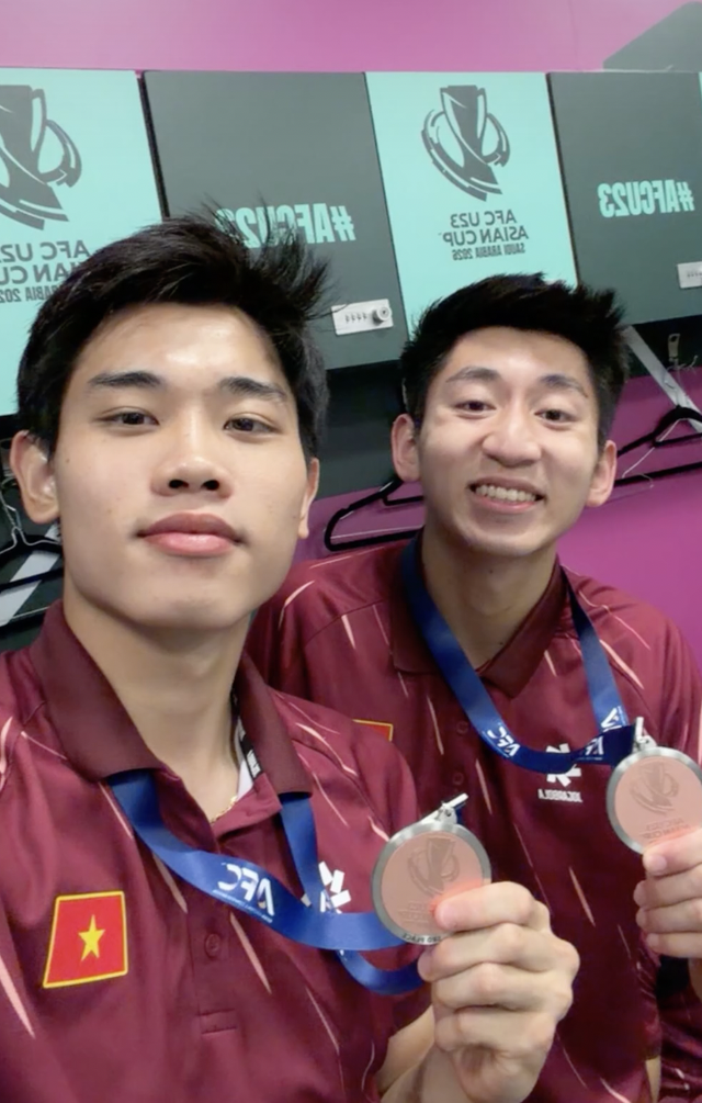 U23 Việt Nam kiêu hãnh khoe tấm huy chương đồng "đổi bằng mồ hôi và nước mắt"- Ảnh 3.