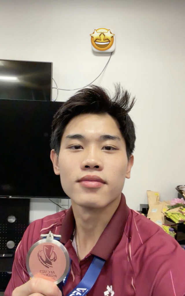 U23 Việt Nam kiêu hãnh khoe tấm huy chương đồng "đổi bằng mồ hôi và nước mắt"- Ảnh 4.