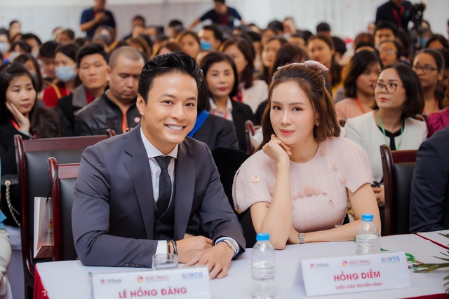 Cặp đôi đẹp nhất Việt Nam tái hợp khiến MXH sốc visual: Nhan sắc trên cả cực phẩm, 15 năm không có đối thủ- Ảnh 7.