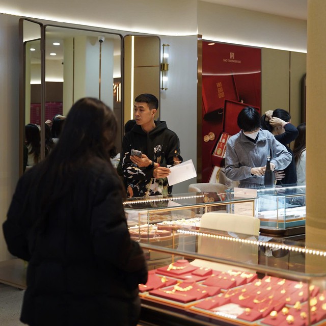 Chuyện đi mua vàng ngày "bão giá": Bài học đắt giá cho người dân- Ảnh 1.