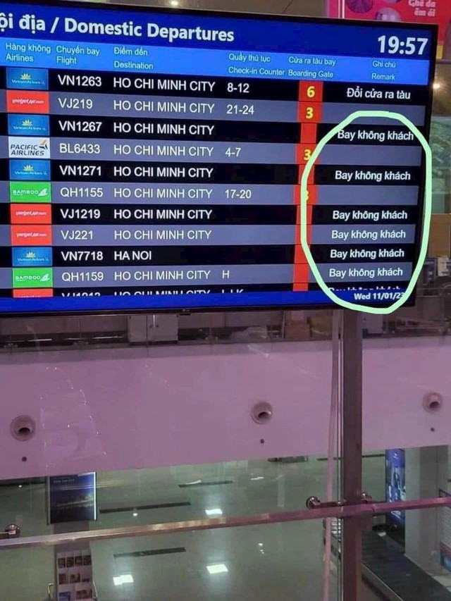 Choáng với cảnh "Bay không khách" đỏ rực sân bay, lý do vé Tết đắt là đây- Ảnh 1.